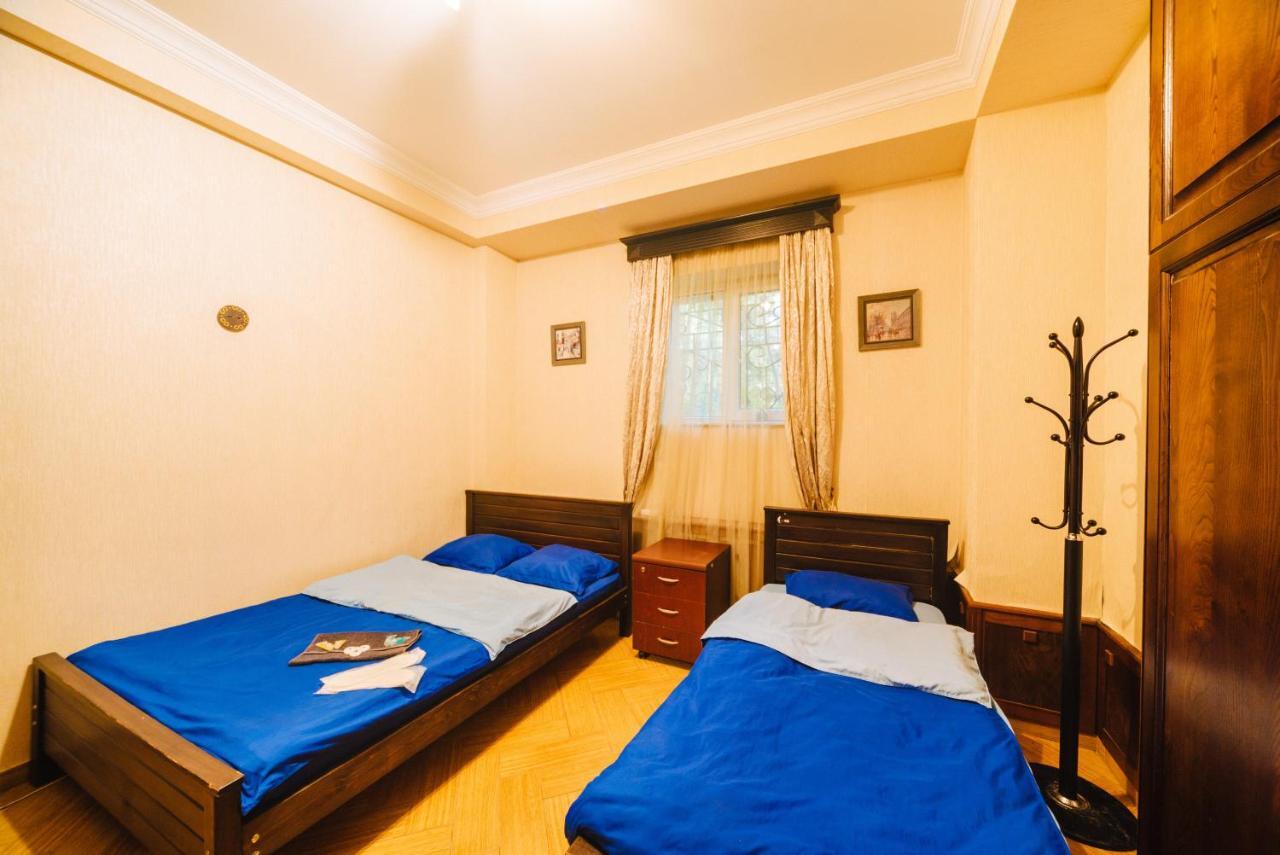 Cleopatra Palace Hostel Tbilisi Exterior photo